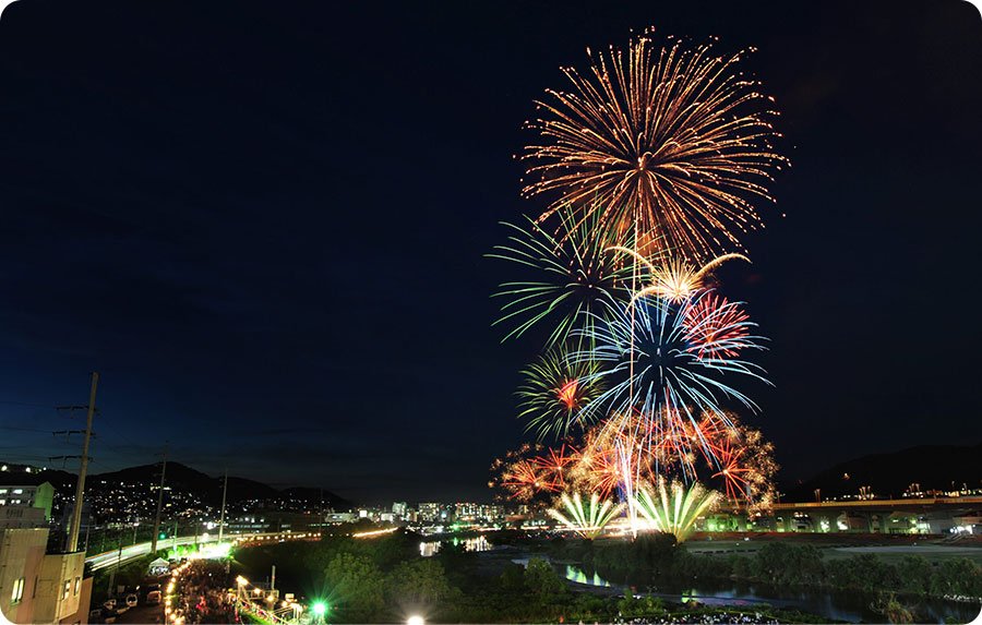 約4,000発の花火が打ち上げられます