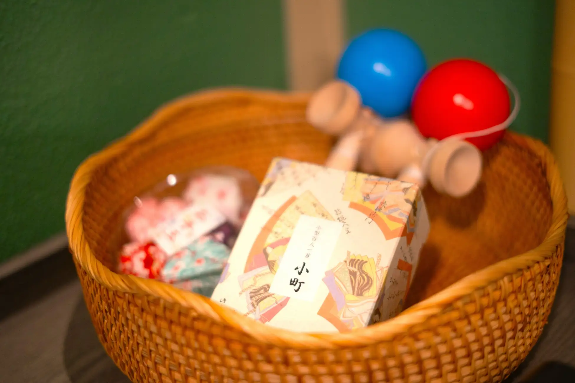 けん玉・お手玉・百人一首など、日本の昔ながらの遊びに触れられる工夫も用意